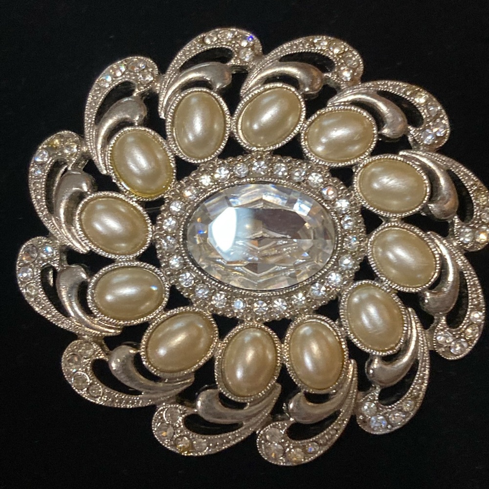 Beautiful vintage pearl and rhinestone brooch